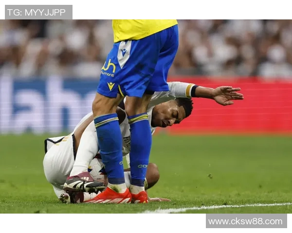 足球明星在比赛中突发哮喘引发关注球迷对运动员健康的讨论与思考