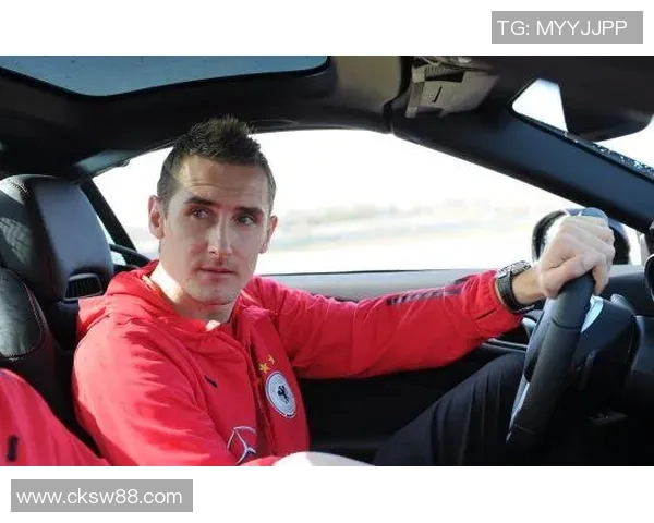 足球明星驾车瞬间高清图片集锦展现运动员风采与豪车魅力 足球明星驾车瞬间高清图片集锦展现运动员风采与豪车魅力