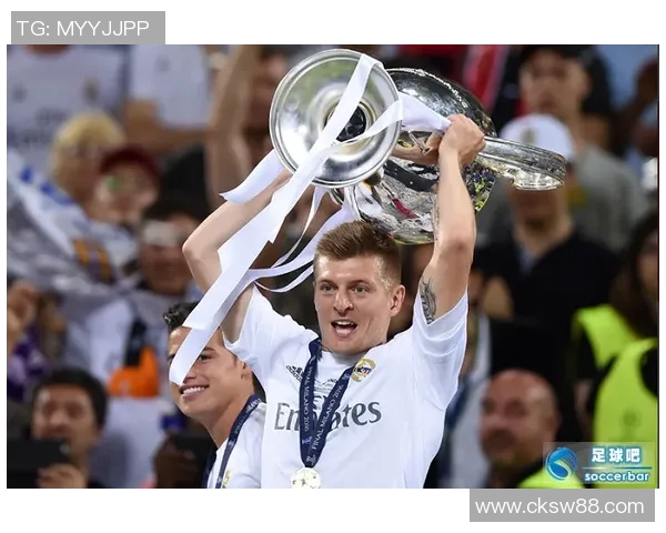 历届年度足球明星排名回顾与分析揭示足坛巨星的成长轨迹与影响力